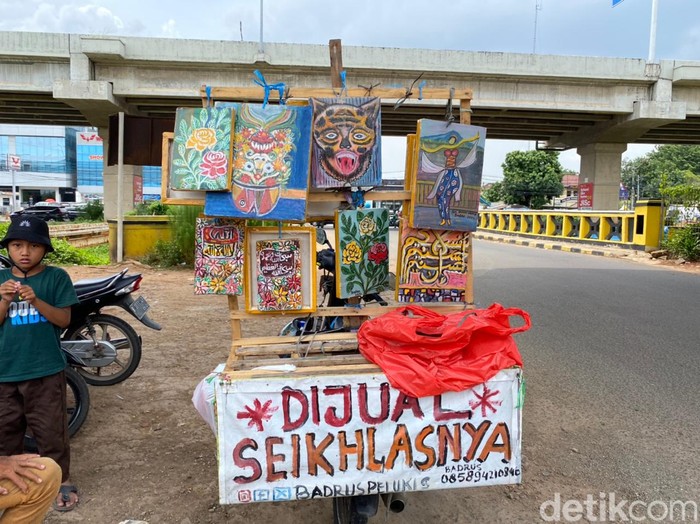 Badrus pelukis jalanan. (Annisa Rizky Fadhila/detikcom)
