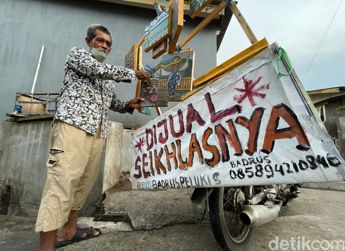 Badrus pelukis jalanan. (Rengga Sancaya/detikcom)