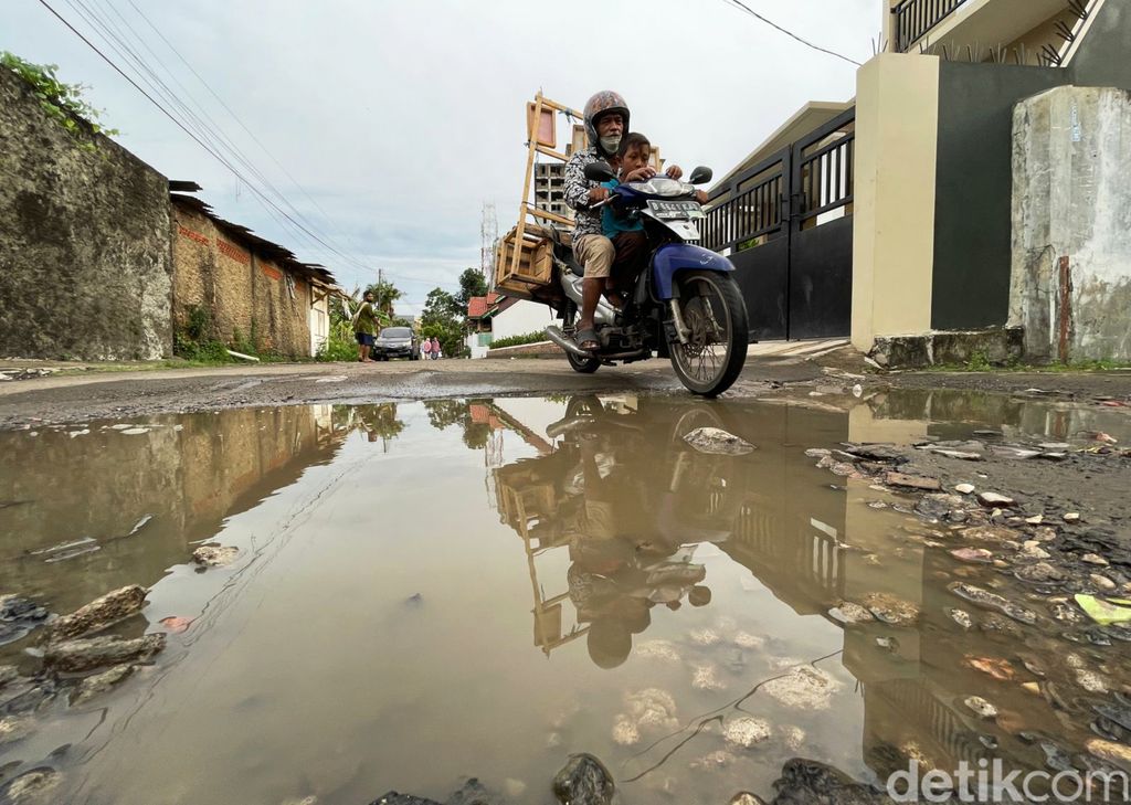 Badrus pelukis jalanan. (Rengga Sancaya/detikcom)