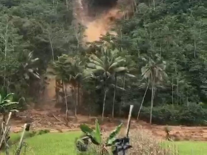 Banjir bandang yang terjadi di Desa Karangsambung, Kecamatan Kalibawang.