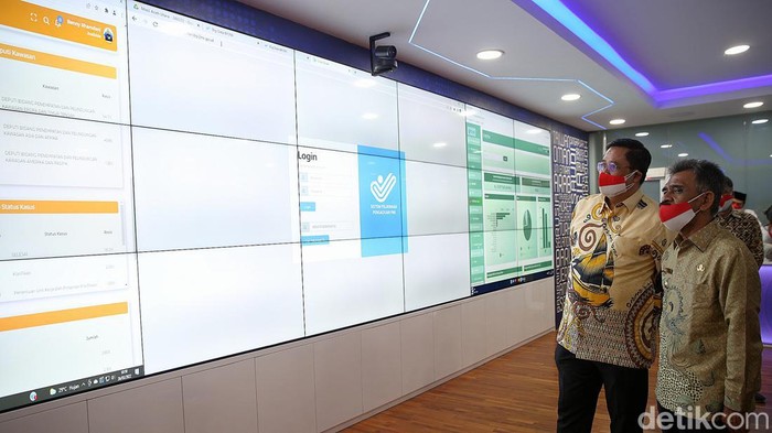 BP2MI Minta Bupati Aceh Buat Perda Perlindungan PMI PLT Sekretaris Utama Badan Pelindungan Pekerja Migran Indonesia (BP2MI) Irjen Pol Achmad Kartiko (kiri) bersama Bupati Aceh Utara Muhammad Thaib berbincang usai penandatanganan nota kesepakatan dan rencana kerja di Jakarta. Sabtu, (26/3/2022). Kerjasama Badan Pelindungan Pekerja Migran Indonesia dengan pemerintah Kabupaten Aceh Utara tentang penempatan dan perlindungan pekerja migran Indonesia.