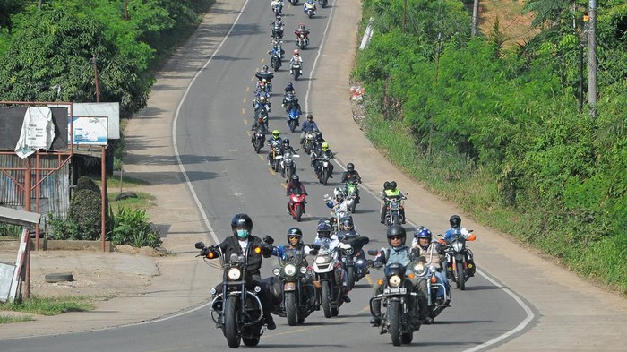 Bruuumm... Ratusan Moge Ngegas di Jambi Peserta Jambi International Bike Week 2022 melintas di Mendalo Darat, Jambi Luar Kota, Muarojambi, Jambi, Sabtu (26/3/2022). Kegiatan tersebut diikuti ratusan pengendara sepeda motor besar dari sejumlah daerah di Indonesia dan Asia dalam rangka memperingati hari jadi ke-35 Ikatan Motor Besar Indonesia (IMBI) sekaligus mengunjungi beberapa obyek wisata di Jambi dan Muarojambi. ANTARA FOTO/Wahdi Septiawan/nym.