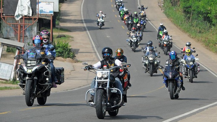 Bruuumm... Ratusan Moge Ngegas di Jambi Peserta Jambi International Bike Week 2022 melintas di Mendalo Darat, Jambi Luar Kota, Muarojambi, Jambi, Sabtu (26/3/2022). Kegiatan tersebut diikuti ratusan pengendara sepeda motor besar dari sejumlah daerah di Indonesia dan Asia dalam rangka memperingati hari jadi ke-35 Ikatan Motor Besar Indonesia (IMBI) sekaligus mengunjungi beberapa obyek wisata di Jambi dan Muarojambi. ANTARA FOTO/Wahdi Septiawan/nym.
