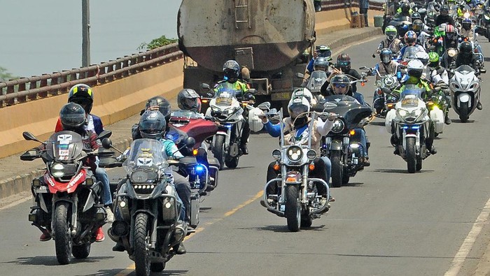 Peserta Jambi International Bike Week 2022 melintas di Mendalo Darat, Jambi Luar Kota, Muarojambi, Jambi, Sabtu (26/3/2022). Kegiatan tersebut diikuti ratusan pengendara sepeda motor besar dari sejumlah daerah di Indonesia dan Asia dalam rangka memperingati hari jadi ke-35 Ikatan Motor Besar Indonesia (IMBI) sekaligus mengunjungi beberapa obyek wisata di Jambi dan Muarojambi. ANTARA FOTO/Wahdi Septiawan/nym.