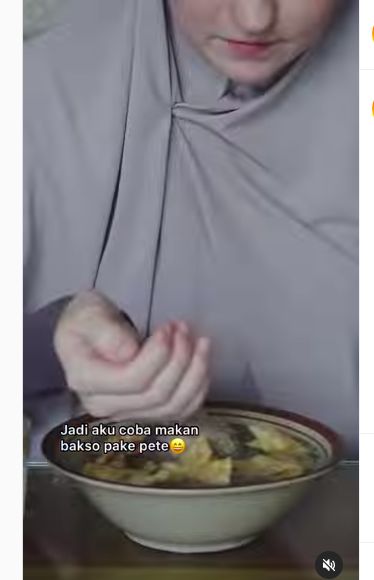 Bule makan pete dan bakso