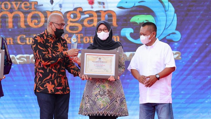 Bupati Banyuwangi Ipuk Fiestiandani saat menerima penghargaan tokoh inspiratif pemda jatim