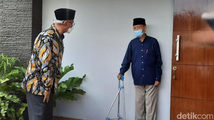Buya Syafii didampingi Haedar Nashir, usai dijenguk Jokowi di kediamannya, Sleman, DIY, Sabtu (26/3/2022).