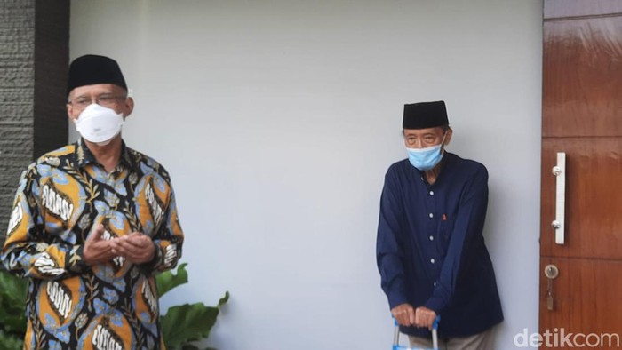 Buya Syafii didampingi Haedar Nashir, usai dijenguk Jokowi di kediamannya, Sleman, DIY, Sabtu (26/3/2022).