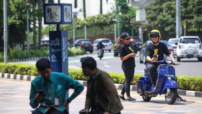 Co-Founder dan Chief Marketing Officer, tiket.com Gaery Undarsa, sedang menikmati matahari pagi di kawasan jalan Jendral Sudirman, Jumat (25/3/2022). Terhitung tanggal 24 Maret, tiket.com gelar OTW (Online Tiket Week).