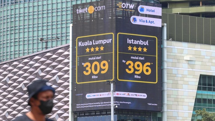 Cari Tiket Murah? di Online Tiket Week Aja Co-Founder dan Chief Marketing Officer, tiket.com Gaery Undarsa, sedang menikmati matahari pagi di kawasan jalan Jendral Sudirman, Jumat (25/3/2022). Terhitung tanggal 24 Maret, tiket.com gelar OTW (Online Tiket Week).