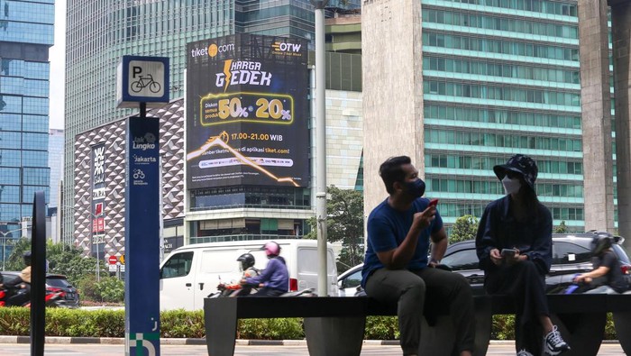 Co-Founder dan Chief Marketing Officer, tiket.com Gaery Undarsa, sedang menikmati matahari pagi di kawasan jalan Jendral Sudirman, Jumat (25/3/2022). Terhitung tanggal 24 Maret, tiket.com gelar OTW (Online Tiket Week).
