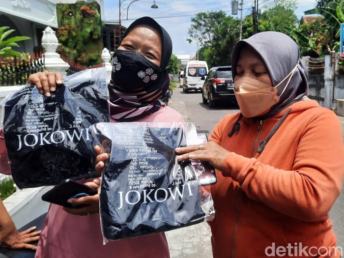 Dua emak-emak yang mendapatkan kaus Jokowi, Sleman, DIY, Sabtu (26/3/2022).