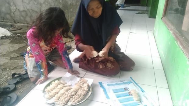Emak Darti menunjukkan brem buatnya.