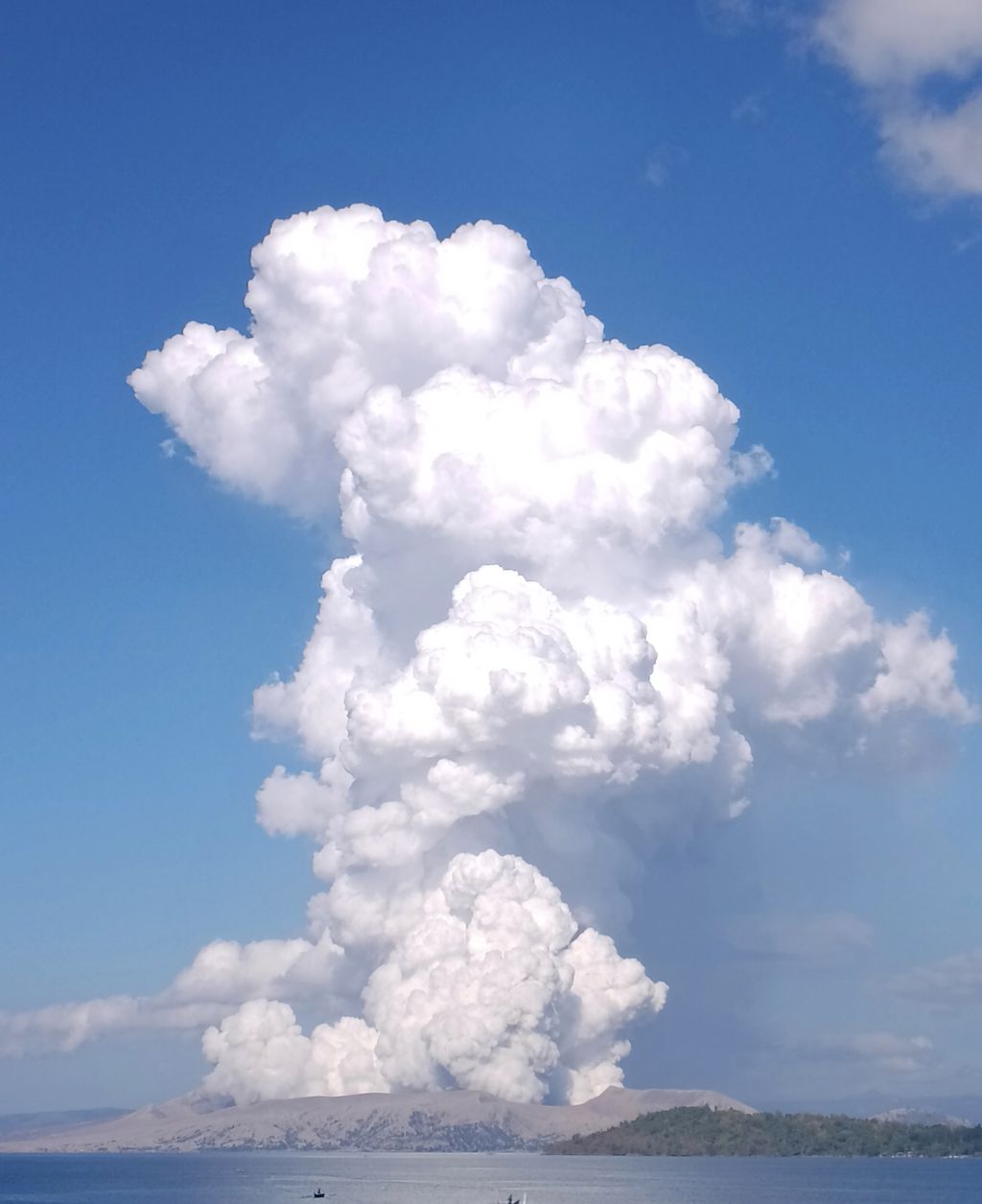 Erupsi gunung api Taal memicu semburan uap panas dan abu hingga setinggi 1.500 meter ke udara. (AP/Reynante Olitan De Villa)