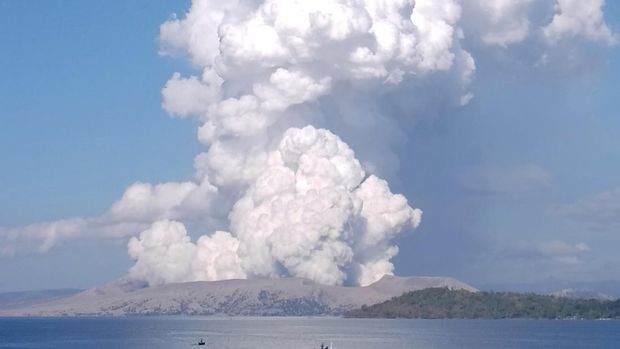 Erupsi gunung api Taal memicu semburan uap panas dan abu hingga setinggi 1.500 meter ke udara. (AP/Reynante Olitan De Villa)