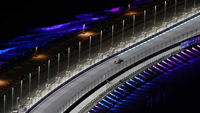 JEDDAH, SAUDI ARABIA - MARCH 25: Max Verstappen of the Netherlands driving the (1) Oracle Red Bull Racing RB18 on track during practice ahead of the F1 Grand Prix of Saudi Arabia at the Jeddah Corniche Circuit on March 25, 2022 in Jeddah, Saudi Arabia. (Photo by Lars Baron/Getty Images)
