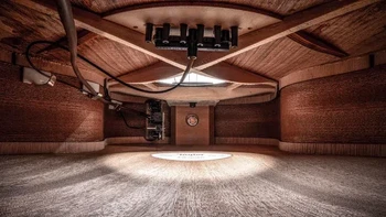 Seperti berada di sebuah ballroom, padahal ini di dalam sebuah gitar. Foto: reddit.com/confusing_perspective