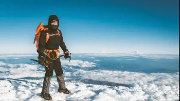 Berdiri di atas awan. Foto: reddit.com/confusing_perspective