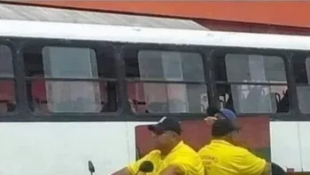 Kaki dan badan pembonceng seolah beda arah. . Foto: reddit.com/confusing_perspective 