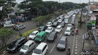 Pantauan detikJabar, Sabtu (26/3/2022) kendaraan yang didominasi dengan pelat nomor luar kota, keluar dari arah Exit Tol Pasteur menuju ke pusat kota.