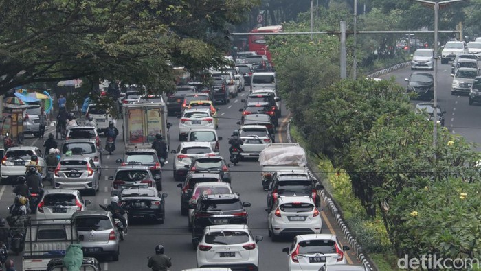 Arus lalu lintas di Jalan dr Djunjunan, Pasteur menuju Fly Over Mochtar Kusumaatmadja, Kota Bandung terpantau mengalami kepadatan. Pantauan detikJabar, Sabtu (26/3/2022) kendaraan yang didominasi dengan pelat nomor luar kota, keluar dari arah Exit Tol Pasteur menuju ke pusat kota.
