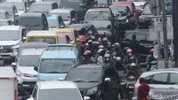Tak hanya dari arah Pasteur menuju ke pusat kota, arus lalu lintas dari arah pusat kota menuju Gerbang Tol (GT) Pasteur juga terpantau terjadi kepadatan.