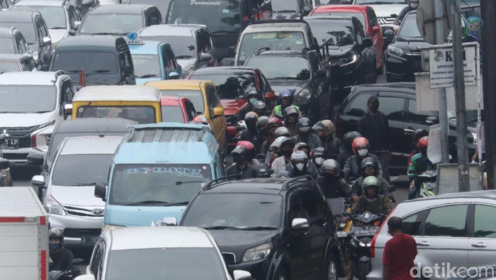 Arus lalu lintas di Jalan dr Djunjunan, Pasteur menuju Fly Over Mochtar Kusumaatmadja, Kota Bandung terpantau mengalami kepadatan. Pantauan detikJabar, Sabtu (26/3/2022) kendaraan yang didominasi dengan pelat nomor luar kota, keluar dari arah Exit Tol Pasteur menuju ke pusat kota.