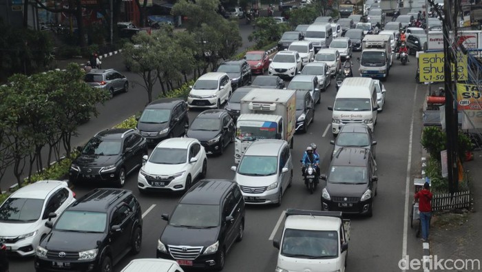 Arus lalu lintas di Jalan dr Djunjunan, Pasteur menuju Fly Over Mochtar Kusumaatmadja, Kota Bandung terpantau mengalami kepadatan. Pantauan detikJabar, Sabtu (26/3/2022) kendaraan yang didominasi dengan pelat nomor luar kota, keluar dari arah Exit Tol Pasteur menuju ke pusat kota.
