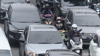 Saat kendaraan keluar dari toko oleh-oleh kendaraan dari arah Fly Over Mochtar Kusumaatmadja, terhambat oleh kendaraan yang keluar tersebut.