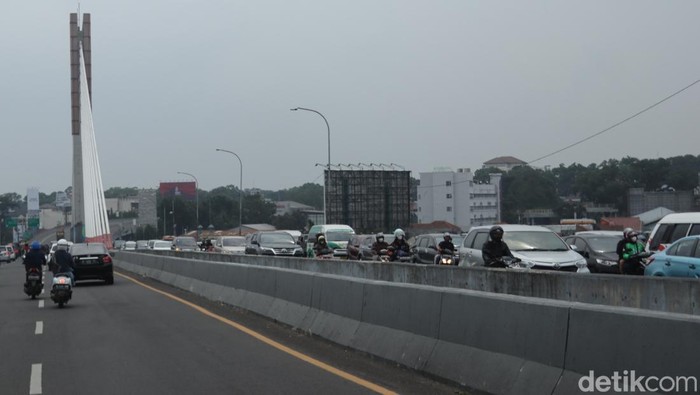 Arus lalu lintas di Jalan dr Djunjunan, Pasteur menuju Fly Over Mochtar Kusumaatmadja, Kota Bandung terpantau mengalami kepadatan. Pantauan detikJabar, Sabtu (26/3/2022) kendaraan yang didominasi dengan pelat nomor luar kota, keluar dari arah Exit Tol Pasteur menuju ke pusat kota.