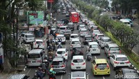 Selain peningkatan volume kendaraan, sejumlah kendaraan roda empat yang memarkirkan kendaraannya di depan toko oleh-oleh menjadi hambatan dan membuat perlambatan arus lalu lintas.