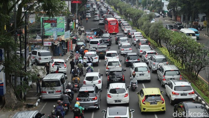 Arus lalu lintas di Jalan dr Djunjunan, Pasteur menuju Fly Over Mochtar Kusumaatmadja, Kota Bandung terpantau mengalami kepadatan. Pantauan detikJabar, Sabtu (26/3/2022) kendaraan yang didominasi dengan pelat nomor luar kota, keluar dari arah Exit Tol Pasteur menuju ke pusat kota.