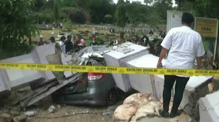 Viral Mobil Peziarah Ringsek Tertimpa Gapura TPU Gurubug Tangerang