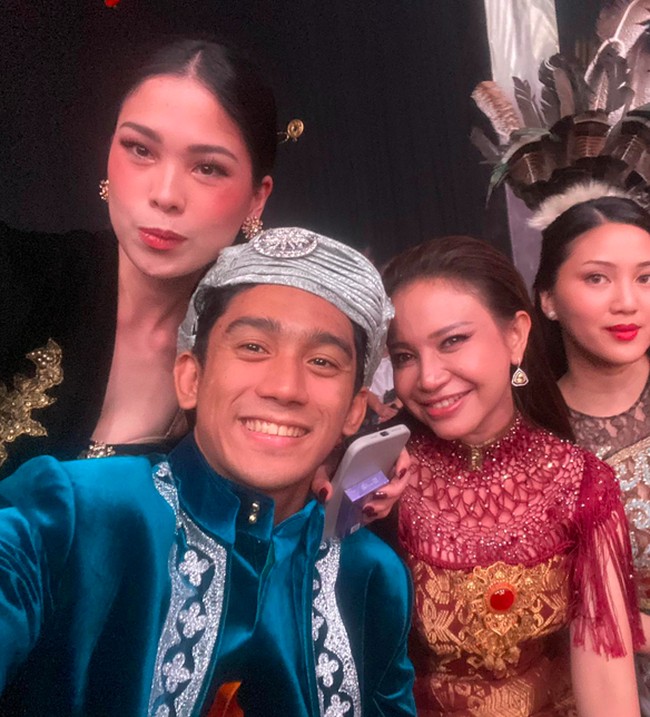 Inilah penampilan Rossa dan Daffa Wardana, putra Marini Zumarnis. Rossa memakai dress dengan aksen ames dan lengan berdetail fringe yang glamor. (Foto: Instagram)