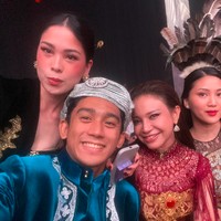 Inilah penampilan Rossa dan Daffa Wardana, putra Marini Zumarnis. Rossa memakai dress dengan aksen ames dan lengan berdetail fringe yang glamor. (Foto: Instagram)