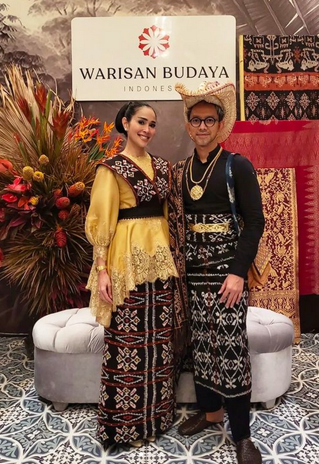 Loemongga Haoemasan, istri Menteri Perindustrian Agus Gumiwang Kartasasmita, juga hadir. Salah satu inisiator Warisan Budaya Indonesia ini mengenakan busana yang terinspirasi baju adat Rote. Bajunya merupakan keluaran Svarna Indonesia rancangan Didiet Maulana. (Foto: Instagram)