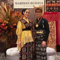 Loemongga Haoemasan, istri Menteri Perindustrian Agus Gumiwang Kartasasmita, juga hadir. Salah satu inisiator Warisan Budaya Indonesia ini mengenakan busana yang terinspirasi baju adat Rote. Bajunya merupakan keluaran Svarna Indonesia rancangan Didiet Maulana. (Foto: Instagram)