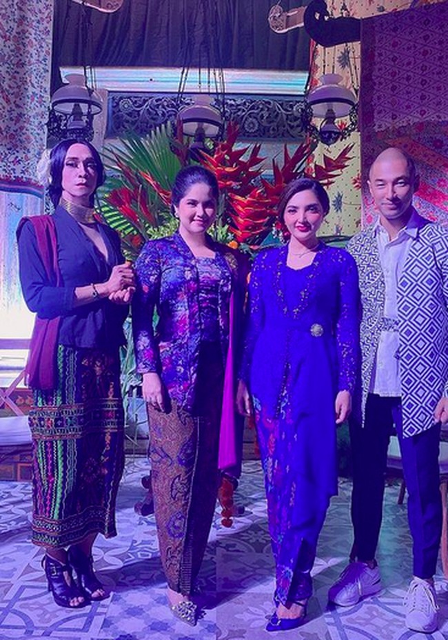 Annisa Yudhoyono dan Ashanty bersolek dengan kebaya bernuansa biru. Tidak ketinggalan, Aming yang memakai kebaya berwarna hitam. (Foto: Instagram)