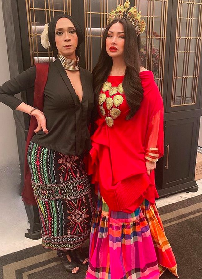 Baju bodo menjadi andalan Titi DJ. Warna merahnya yang mencolok sukses bikin penampilannya curi perhatian. (Foto: Instagram)