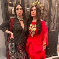 Baju bodo menjadi andalan Titi DJ. Warna merahnya yang mencolok sukses bikin penampilannya curi perhatian. (Foto: Instagram)