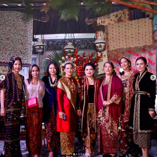 Yanti Airlangga, istri Menteri Koordinator Bidang Perekonomian Airlangga Hartanto, meluncurkan yayasan Warisan Budaya Indonesia di The Langham, Jakarta, baru-baru ini. Acara tersebut sekaligus menjadi perayaan ulang tahunnya. Didominasi artis ternama Indonesia, semua tamu yang hadir muncul dalam balutan bernuansa etnik. Kebaya banyak diandalkan, salah satunya, oleh Wulan Guritno. Ia memilih kebaya bergaya keraton dengan sentuhan velvet yang mewah.