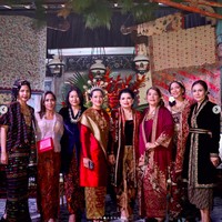 Yanti Airlangga, istri Menteri Koordinator Bidang Perekonomian Airlangga Hartanto, meluncurkan yayasan Warisan Budaya Indonesia di The Langham, Jakarta, baru-baru ini. Acara tersebut sekaligus menjadi perayaan ulang tahunnya. Didominasi artis ternama Indonesia, semua tamu yang hadir muncul dalam balutan bernuansa etnik. Kebaya banyak diandalkan, salah satunya, oleh Wulan Guritno. Ia memilih kebaya bergaya keraton dengan sentuhan velvet yang mewah.