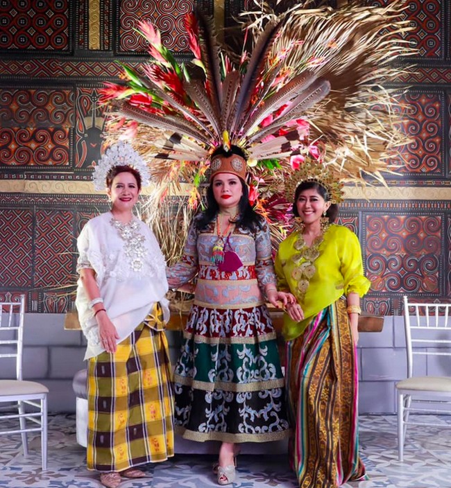 Anggota DPR yang dulunya aktris, Nurul Arifin, dan eks Jurnalis yang kini juga menjadi anggota DPR, Meutya Hafid, memesona dengan baju kurung khas Makassar. Bawahan Nurul berupa sarung sengkang disenadakan dengan warna Golkar, partai yang menaunginya. (Foto: Instagram)