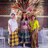 Anggota DPR yang dulunya aktris, Nurul Arifin, dan eks Jurnalis yang kini juga menjadi anggota DPR, Meutya Hafid, memesona dengan baju kurung khas Makassar. Bawahan Nurul berupa sarung sengkang disenadakan dengan warna Golkar, partai yang menaunginya. (Foto: Instagram)