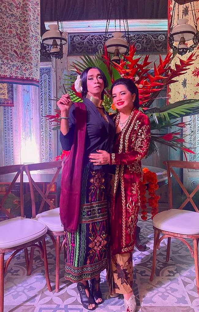 Sebagai tuan rumah, penampilan Yanti Airlangga tak kalah memukau. Mantan model ini mengenekan kebaya merah bernuansa emas yang dipadu kain batik nan memesona. (Foto: Instagram)