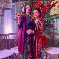 Sebagai tuan rumah, penampilan Yanti Airlangga tak kalah memukau. Mantan model ini mengenekan kebaya merah bernuansa emas yang dipadu kain batik nan memesona. (Foto: Instagram)