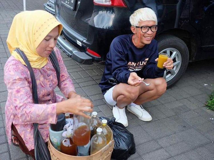 10 Gaya Nyentrik Aming saat Makan Spaghetti dan Minum Jamu Gendong