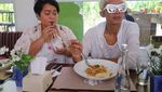 10 Gaya Nyentrik Aming saat Makan Spaghetti dan Minum Jamu Gendong