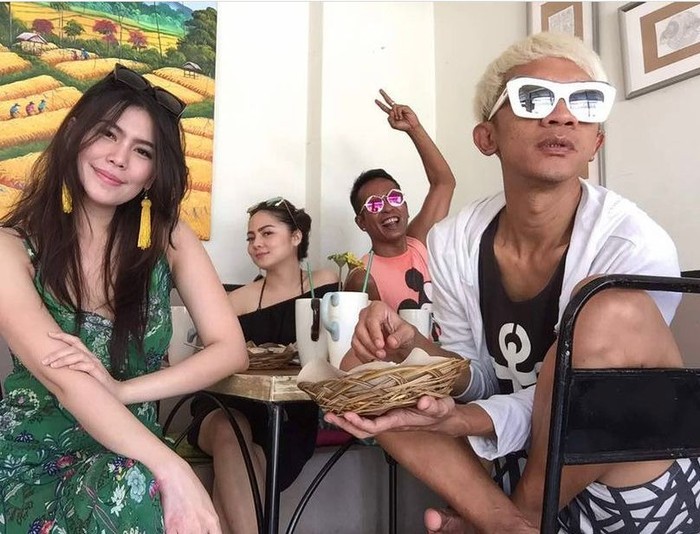 Gaya Nyentrik Aming saat Makan