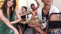 Mengenakan sunglasses, begini gaya Aming saat makan dengan wadah rotan. Gayanya selalu jadi pembicaraan netizen. 